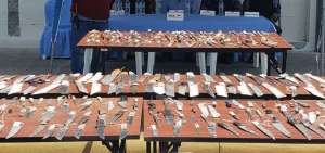 Detenidos del CRS de Guayaquil entregaron armas y cuchillos