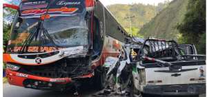 El accidente entre un bus y un vehiculo liviano ocurri&oacute; en zona rural del cant&oacute;n Paute.