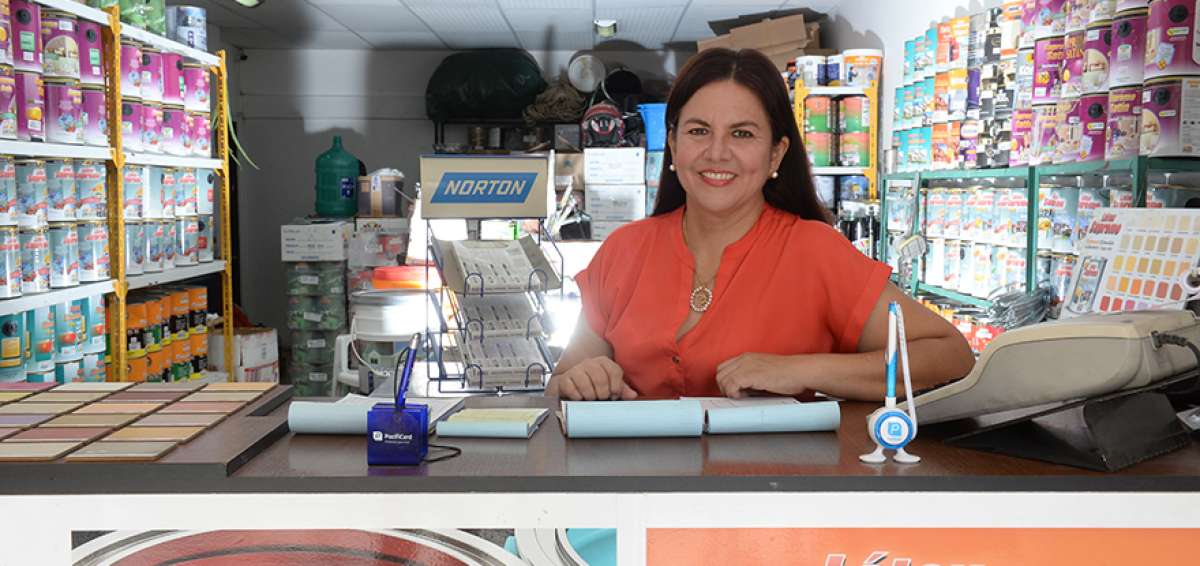Madre e hijo administran desde hace 2 a&ntilde;os un local de venta de pintura