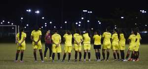 La directora t&eacute;cnica del equipo femenino de Barcelona, Joselyn Monta&ntilde;o (de fucsia), da instrucciones antes del entrenamiento en el Parque Samanes.