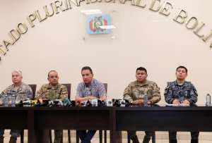 Autoridades bolivianas custodian la zona del siniestro a&eacute;reo ocurrido cerca del aeropuerto internacional de El Alto.