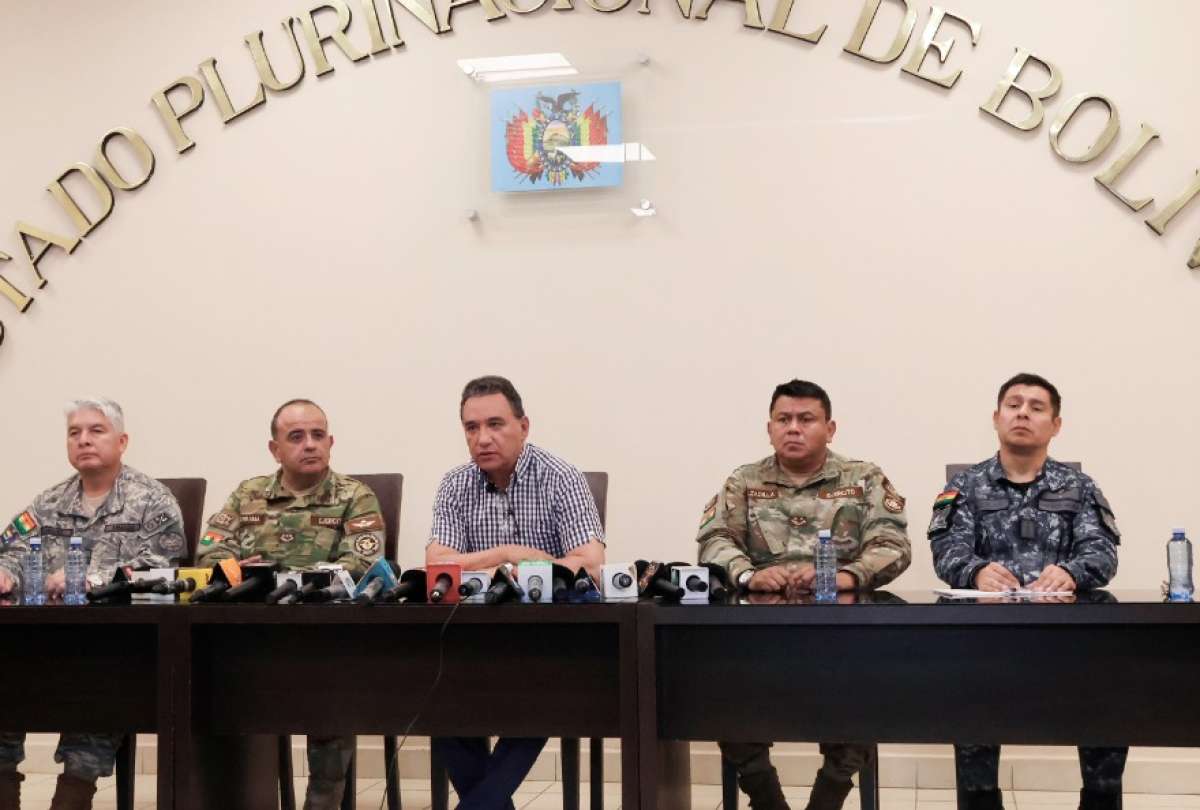 Autoridades bolivianas custodian la zona del siniestro a&eacute;reo ocurrido cerca del aeropuerto internacional de El Alto.