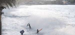 En S&uacute;a se practica surfing con los fuertes oleajes