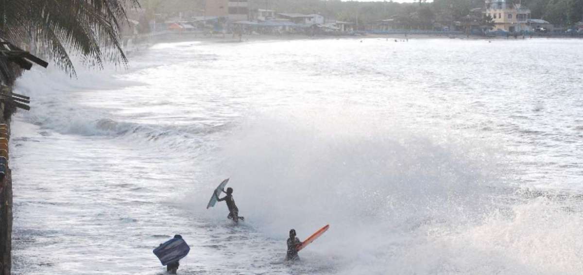 En S&uacute;a se practica surfing con los fuertes oleajes