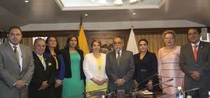 En 2015, Pamela M. lleg&oacute; a la Corte Constitucional. En esta foto est&aacute; junto a los magistrados de ese entonces, incluido Patricio Pazmi&ntilde;o (esquina der.)