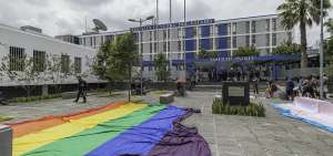 En las afueras de la Fiscal&iacute;a General del Estado, en Quito, una bandera de la comunidad LGBTI es colocada sobre el suelo. 