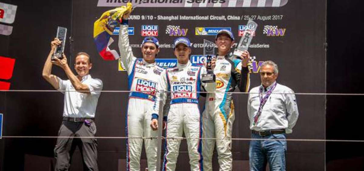 El piloto tricolor Diego Mor&aacute;n (i) celebra en el podio del circuito Internacional de Shangh&aacute;i (China) la consecuci&oacute;n de dos segundos lugares que lo mantienen en pelea por el t&iacute;tulo de la TCR Asia Series.
