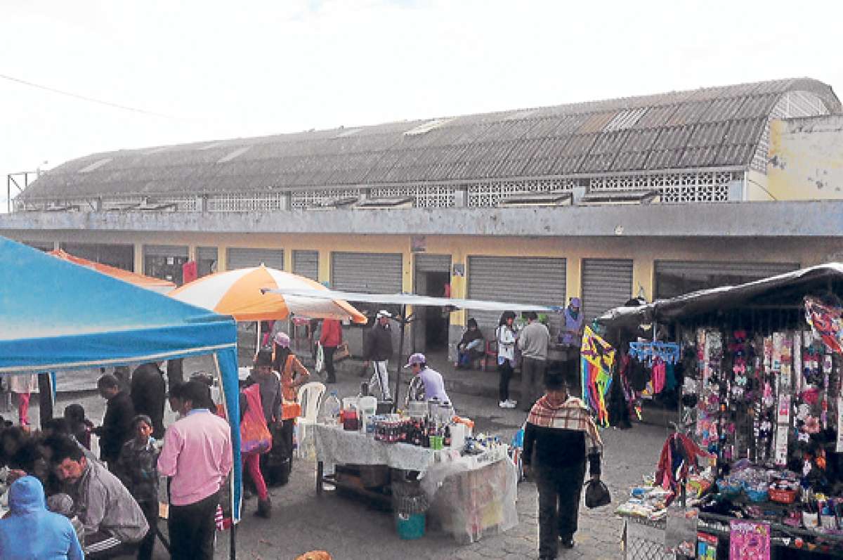 En mal estado est&aacute; la cubierta del mercado Central de Quero. Es lo primero que miran los turistas. Fotos: Jos&eacute; Miguel Castillo / El Tel&eacute;grafo