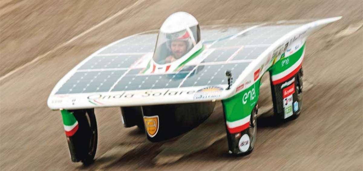Autos solares compiten en Atacama
