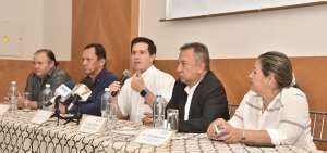 El presidente de la CNA, Jos&eacute; Antonio Camposano (centro), conf&iacute;a que a finales de a&ntilde;o las exportaciones del sector superen a las de 2016.
