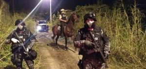 A caballo patrullan los militares la frontera norte