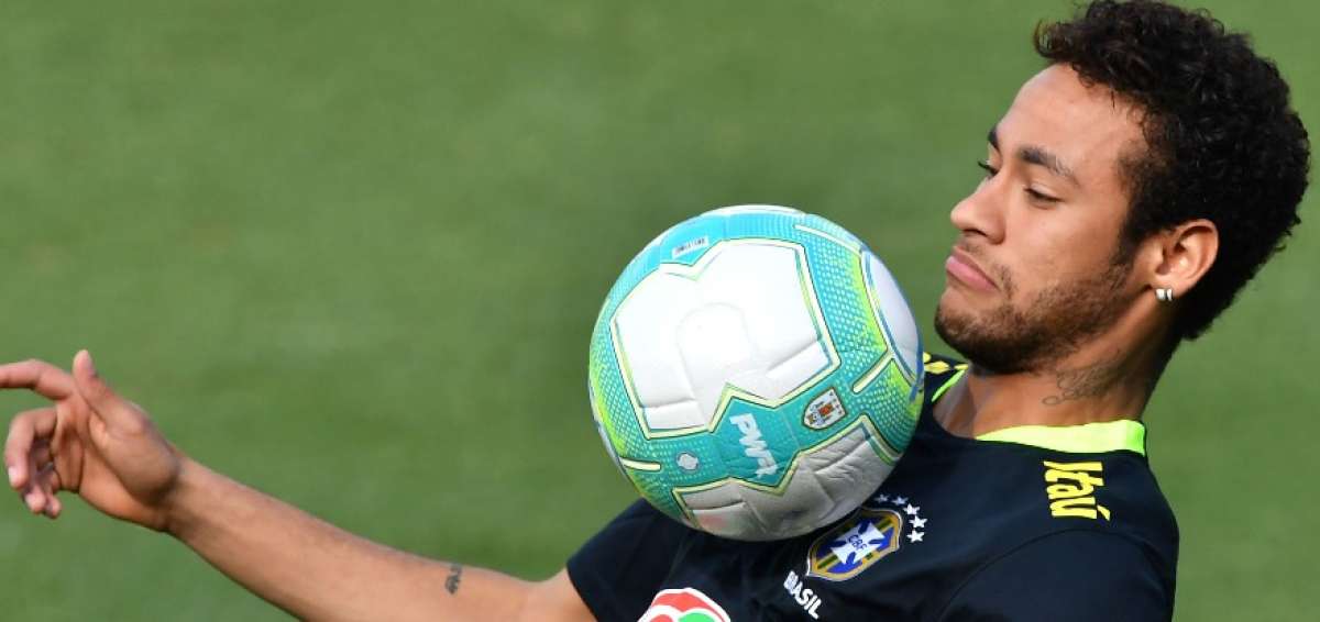 Neymar domina el bal&oacute;n durante el primer entrenamiento que realiz&oacute; ayer con la selecci&oacute;n brasile&ntilde;a en Sao Paulo.
