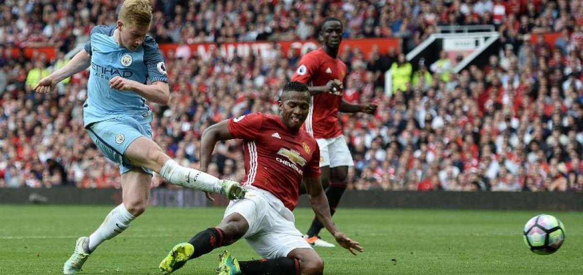 El ecuatoriano Antonio Valencia trata de bloquear el remate de Kevin de Bruyne, pero no cubri&oacute; a tiempo.