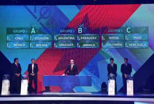 Sergio Jadue (c.), presidente de la ANFP, dirigi&oacute; el sorteo de la Copa Am&eacute;rica. Foto: AFP