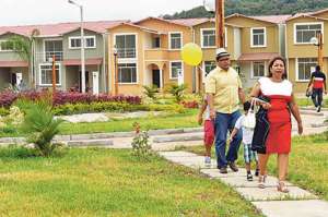 Las viviendas inauguradas son parte de la urbanizaci&oacute;n Jardines del R&iacute;o, ubicada en el norte de la ciudad, en la autopista Terminal Terrestre-Pascuales. Foto:  Miguel Castro / El Tel&eacute;grafo