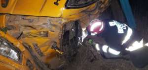 Bomberos tratan de sacar el cuerpo del veh&iacute;culo.
