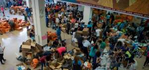 Los voluntarios trabajan todo el tiempo para distribuir las donaciones en los 'kits'. 