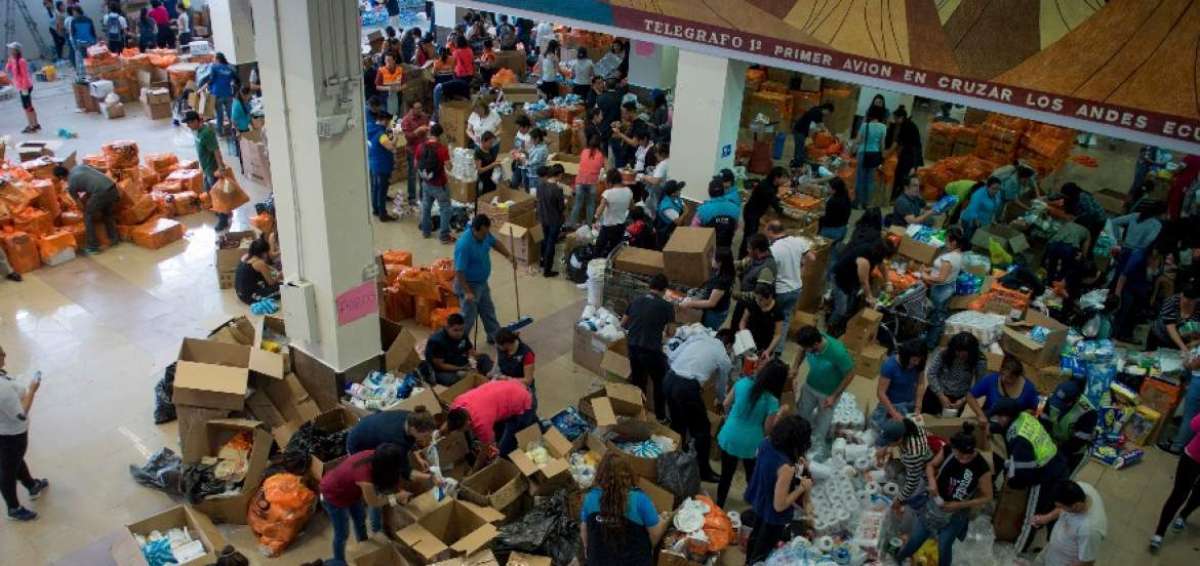 Los voluntarios trabajan todo el tiempo para distribuir las donaciones en los 'kits'. 