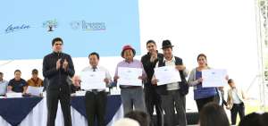 Proveedores recibieron certificados de factoring electr&oacute;nico para que cobren sus facturas de forma m&aacute;s r&aacute;pida.  