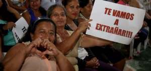 Ciudadanos durante la noche cultural en Montecristi (Manab&iacute;), realizada el viernes.