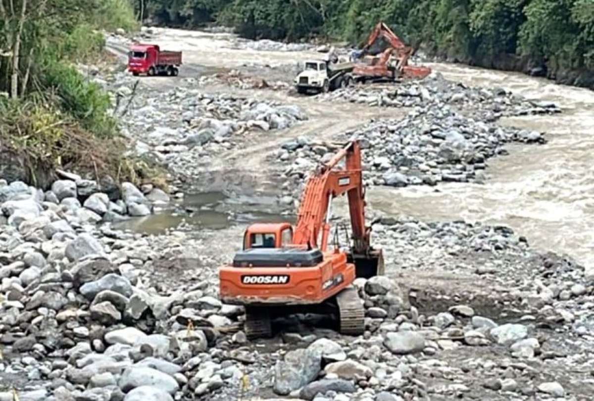 Autoridades controlan el tránsito en la vía Alóag-Unión del Toachi