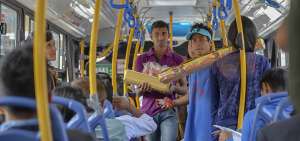 En un recorrido de una hora, aproximadamente 42 vendedores se suben a un transporte a comercializar sus productos.