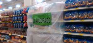 Las autoridades colocaron adhesivos de advertencia por productos en mal estado.