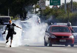 Las manifestaciones se dieron en el centro de Rio de Janeiro esta ma&ntilde;ana. Foto: AFP