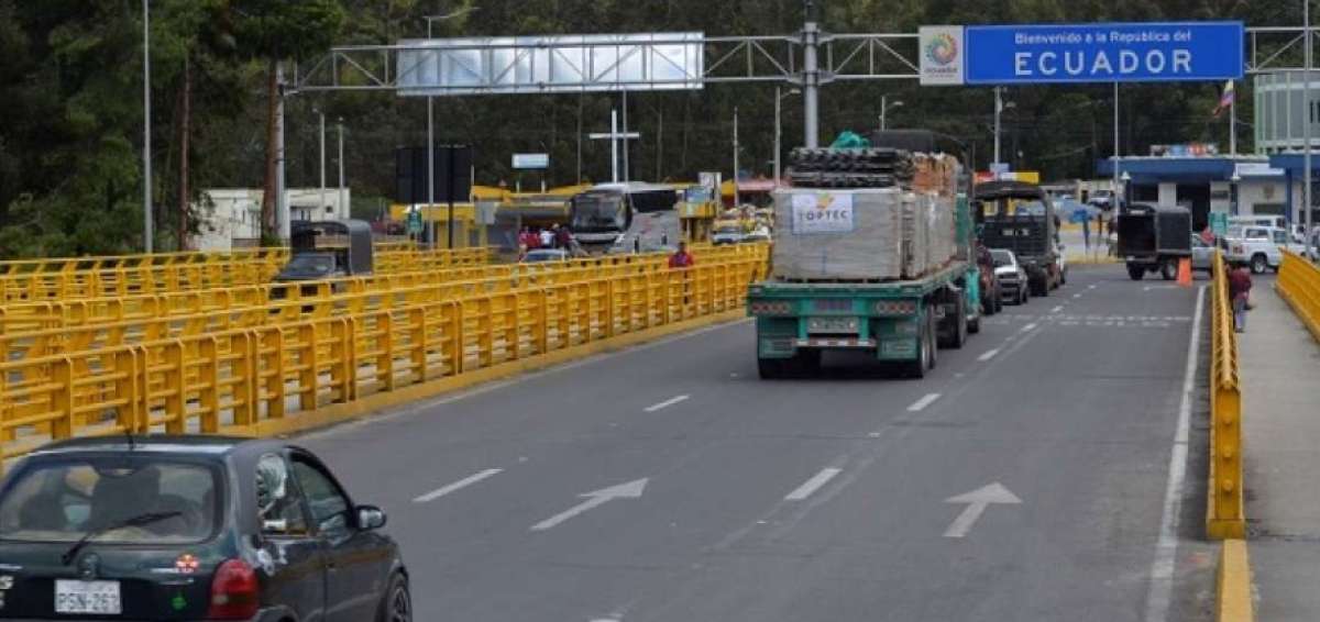 Ecuador y Colombia liberan circulaci&oacute;n de veh&iacute;culos en frontera