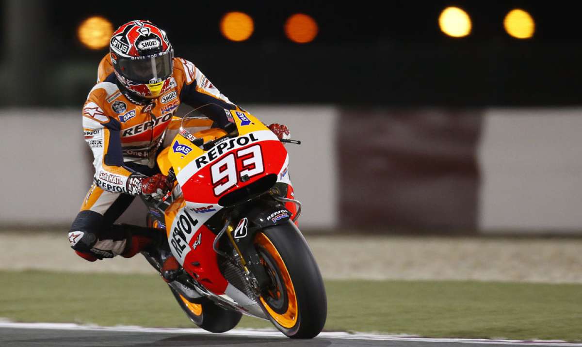 Marc M&aacute;rquez primero que cruza el Puente del Milenio en moto