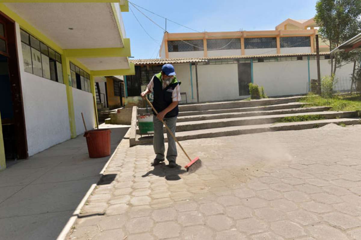 Los maestros de planteles educativos en Ambato colaboraron ayer en las tareas de recolecci&oacute;n de ceniza. Las autoridades recomiendan recoger el material en fundas pl&aacute;sticas. Fotos: Roberto Ch&aacute;vez / El Tel&eacute;grafo