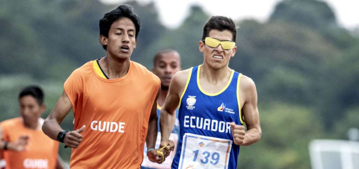 El exponente azuayo Darwin Castro (d) y su gu&iacute;a Diego Ar&eacute;valo corren por la medalla de oro en la brega de los 1.500 metros T11 de Loter&iacute;as Caixa 2018. 