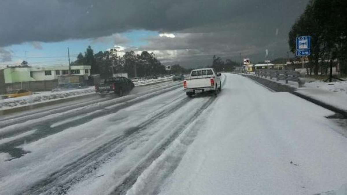 Granizada sorprende a conductores en la Panamericana Norte Latacunga