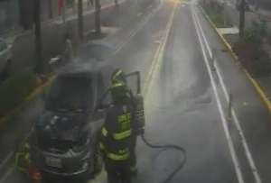 Bomberos de Quito sofocaron un incendio vehicular en la Av. Rodrigo de Chávez.