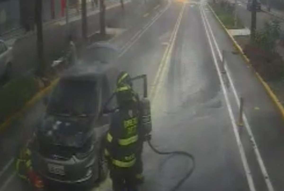 Bomberos de Quito sofocaron un incendio vehicular en la Av. Rodrigo de Chávez.