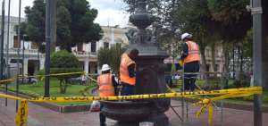 Obreros reparan la pileta del parque Pedro Vicente Maldonado, que fue instalada en el sitio en 1913.