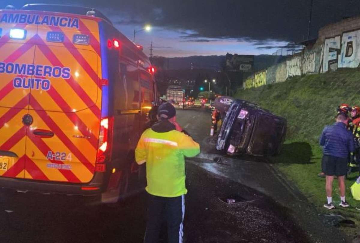 Dos accidentes ocurridos durante la madrugada en el norte y sur de la capital dejan personas heridas y provocan cierres parciales en varias vías.