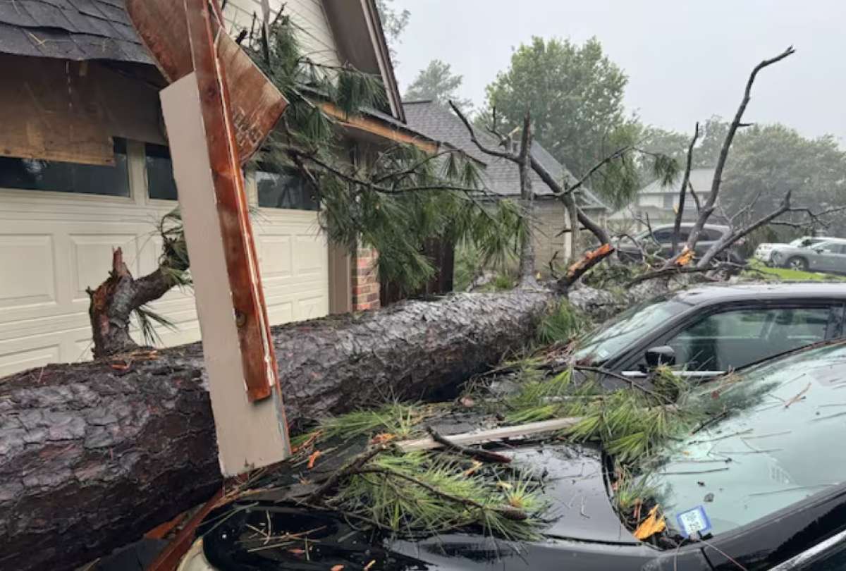 En Texas hay más de 100 muertos y decenas de desaparecidos. Un video muestra cómo una vivienda, con un gato dentro, flotó por el río Guadalupe y chocó contra un puente durante las inundaciones.