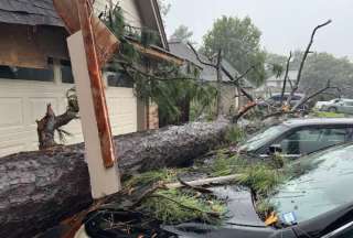 En Texas hay más de 100 muertos y decenas de desaparecidos. Un video muestra cómo una vivienda, con un gato dentro, flotó por el río Guadalupe y chocó contra un puente durante las inundaciones.