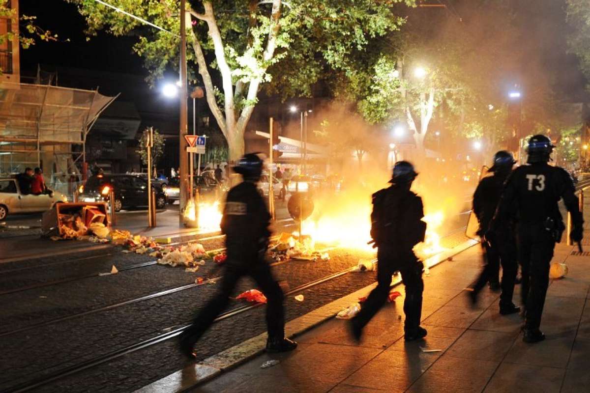 M&aacute;s de 79 personas fueron detenidas en Francia tras la calificaci&oacute;n del equipo de Argelia para los octavos de final el 26 de junio. Foto: AFP