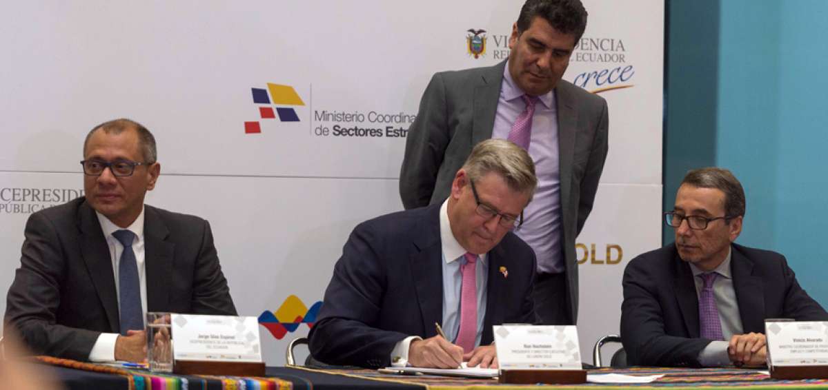 El vicepresidente Jorge Glas (izq.) y Ron Hochstein (c) durante la suscripci&oacute;n del contrato con la empresa. 