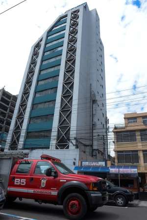 Miembros del Cuerpo de Bomberos inspeccionaron 3 edificios donde opera Telef&oacute;nica, durante un simulacro de sismo. Foto: &Aacute;lvaro P&eacute;rez / EL TEL&Eacute;GRAFO