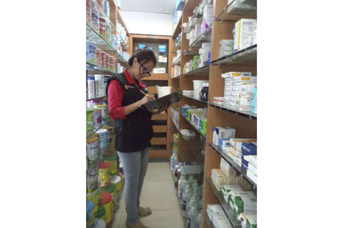 Luego de que el due&ntilde;o del local emite su solicitud en el sistema de la Arcsa, personal de la entidad visita el establecimiento para notificar que cumple requisitos. Foto: Cortes&iacute;a del MSP