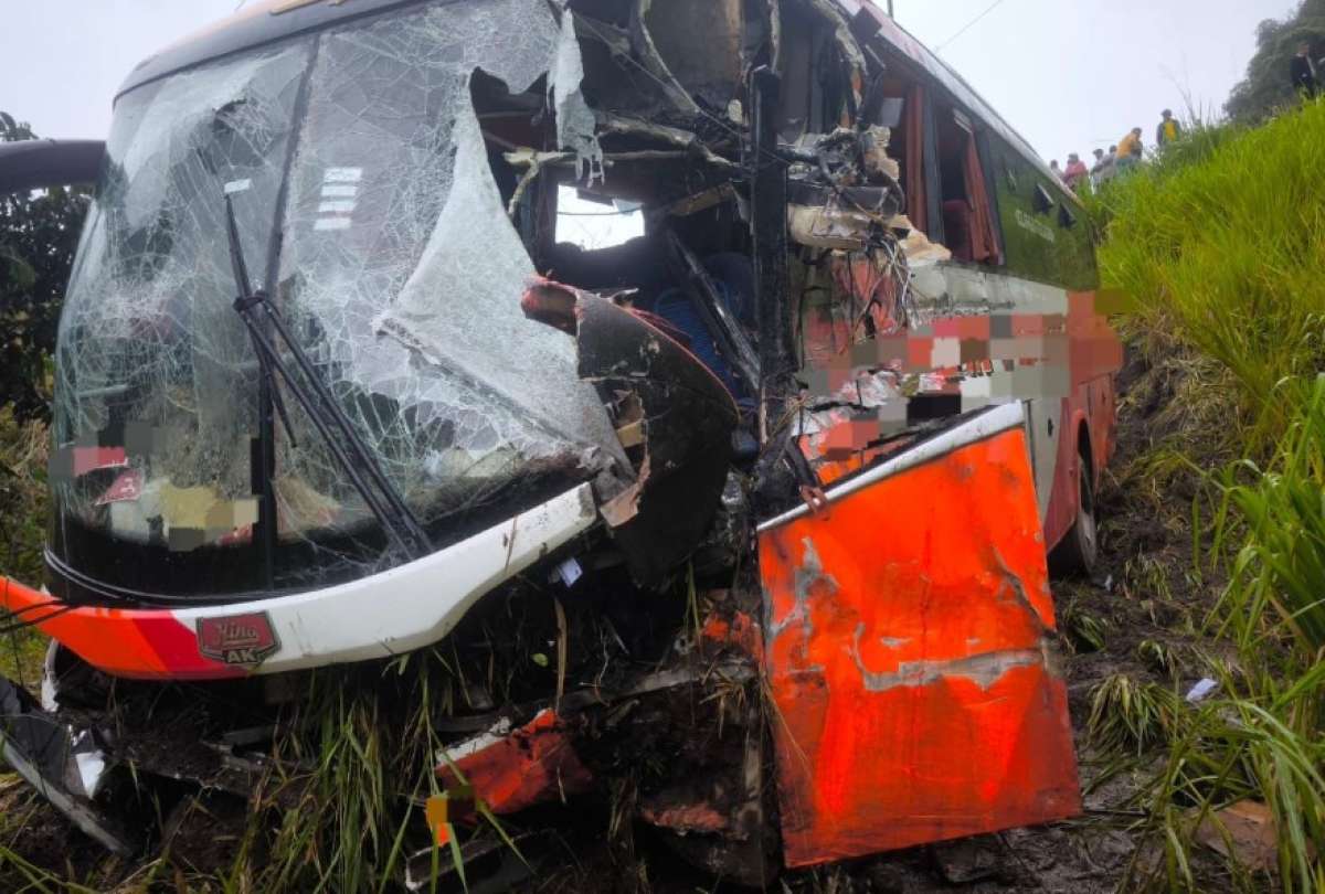 Personal de emergencia atendi&oacute; a los afectados tras el choque ocurrido en el sector de Tandapi, en la provincia de Pichincha.