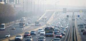 China se ha convertido en la primera econom&iacute;a emergente con m&aacute;s producci&oacute;n de CO2. Pek&iacute;n tuvo 2 alertas rojas por contaminaci&oacute;n en 2015 y el Gobierno orden&oacute; suspender actividades en 2.100 f&aacute;bricas.