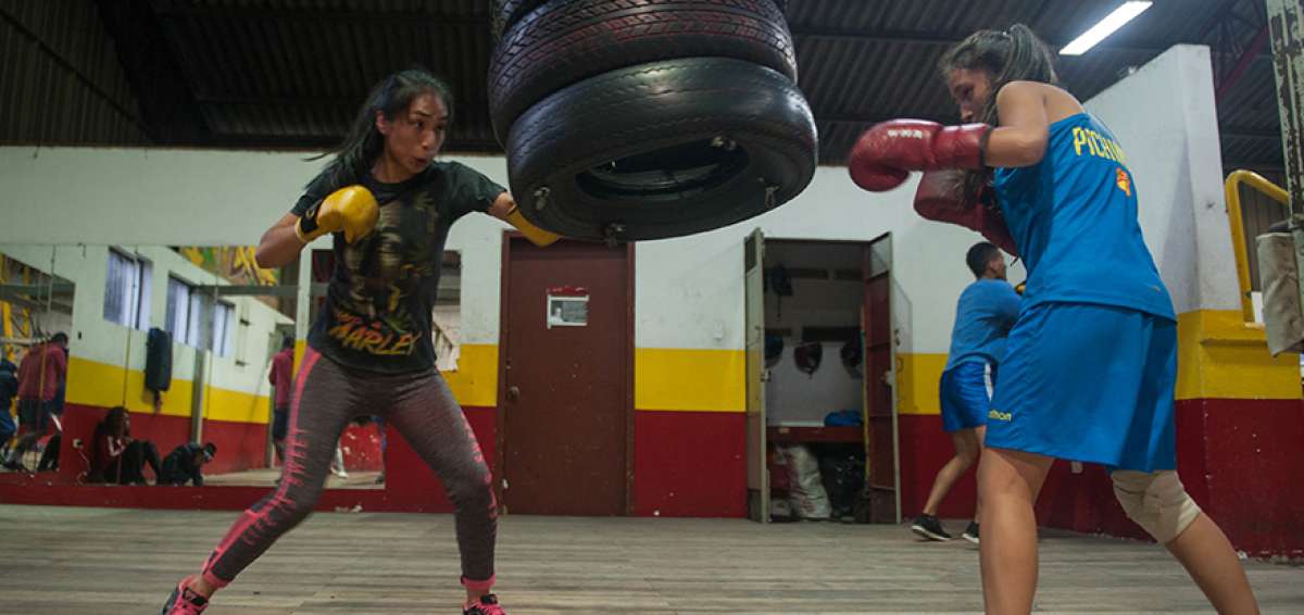 Todas las tardes, de lunes a viernes, Pamela Simba&ntilde;a (d) y Karla Espinosa (i) entrenan en el gimnasio de La Tola. Ellas aspiran a ser campeonas nacionales y mundiales.