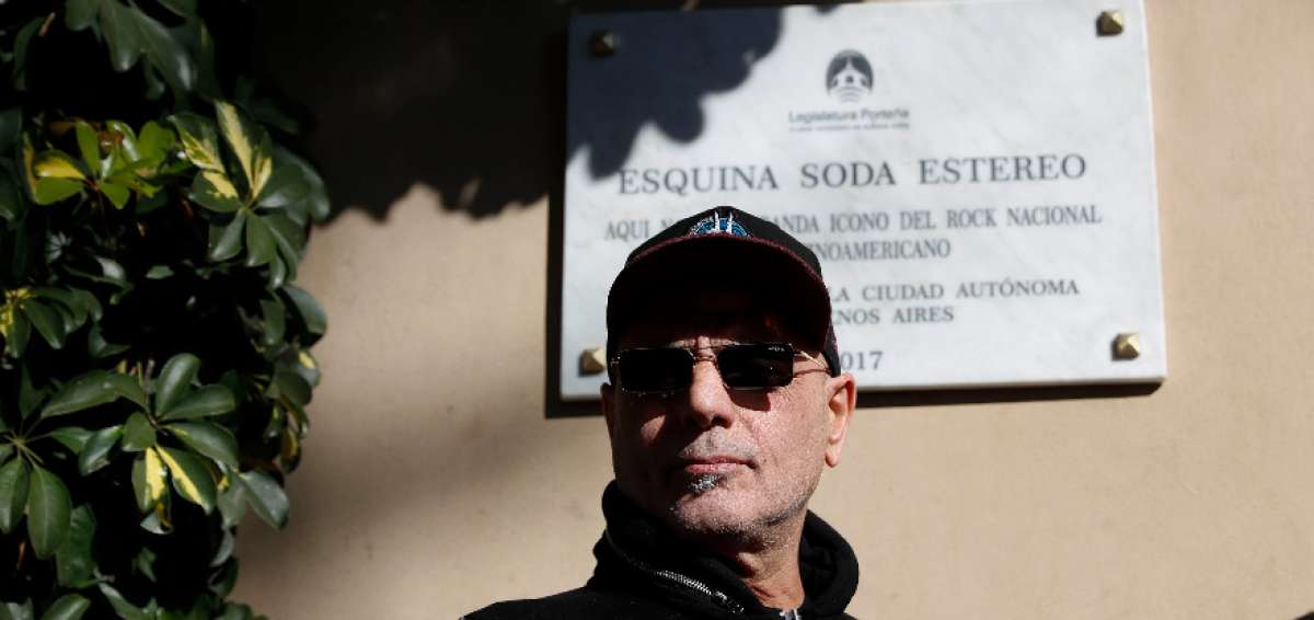 El integrante de la banda argentina Soda Stereo, H&eacute;ctor "Zeta" Bosio, asisit&oacute; al develamiento de la placa en Buenos Aires. 
