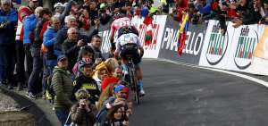 Un grupo de aficionados italianos alienta a Richard Carapaz (adelante con el n&uacute;mero 3) al pie de la carretera durante su paso por un tramo de monta&ntilde;a del Giro de Italia.