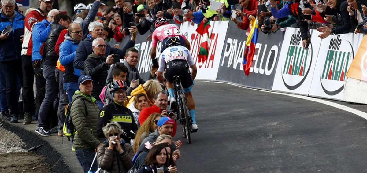 Un grupo de aficionados italianos alienta a Richard Carapaz (adelante con el n&uacute;mero 3) al pie de la carretera durante su paso por un tramo de monta&ntilde;a del Giro de Italia.