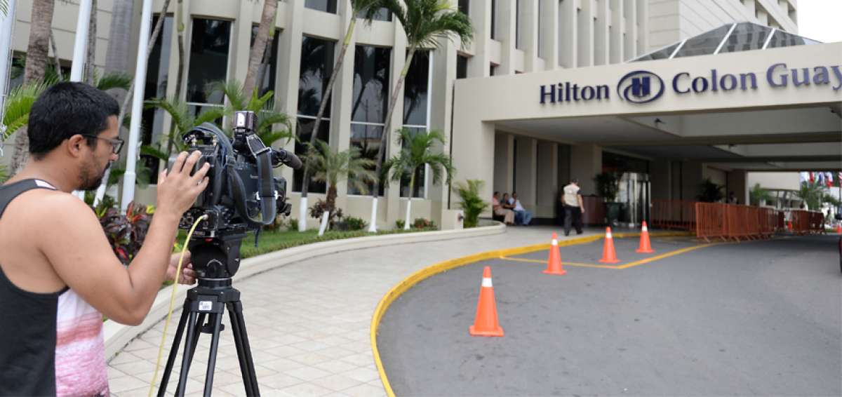 Un camar&oacute;grafo chileno prepara su equipo para un programa en vivo de la Cadena Fox Sports, de ese pa&iacute;s.   